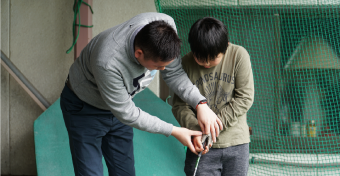 個人レッスン、グループレッスンは電話及びフロントにて予約を承っております。初心者から上級者の方まで丁寧にレッスンいたします。