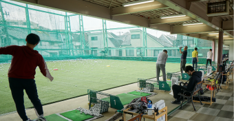 周りは閑静な住宅街のため落ち着いた環境で練習が可能です。また、ゆたかメンバーズクラブに入会するとボール代がとってもお得に！